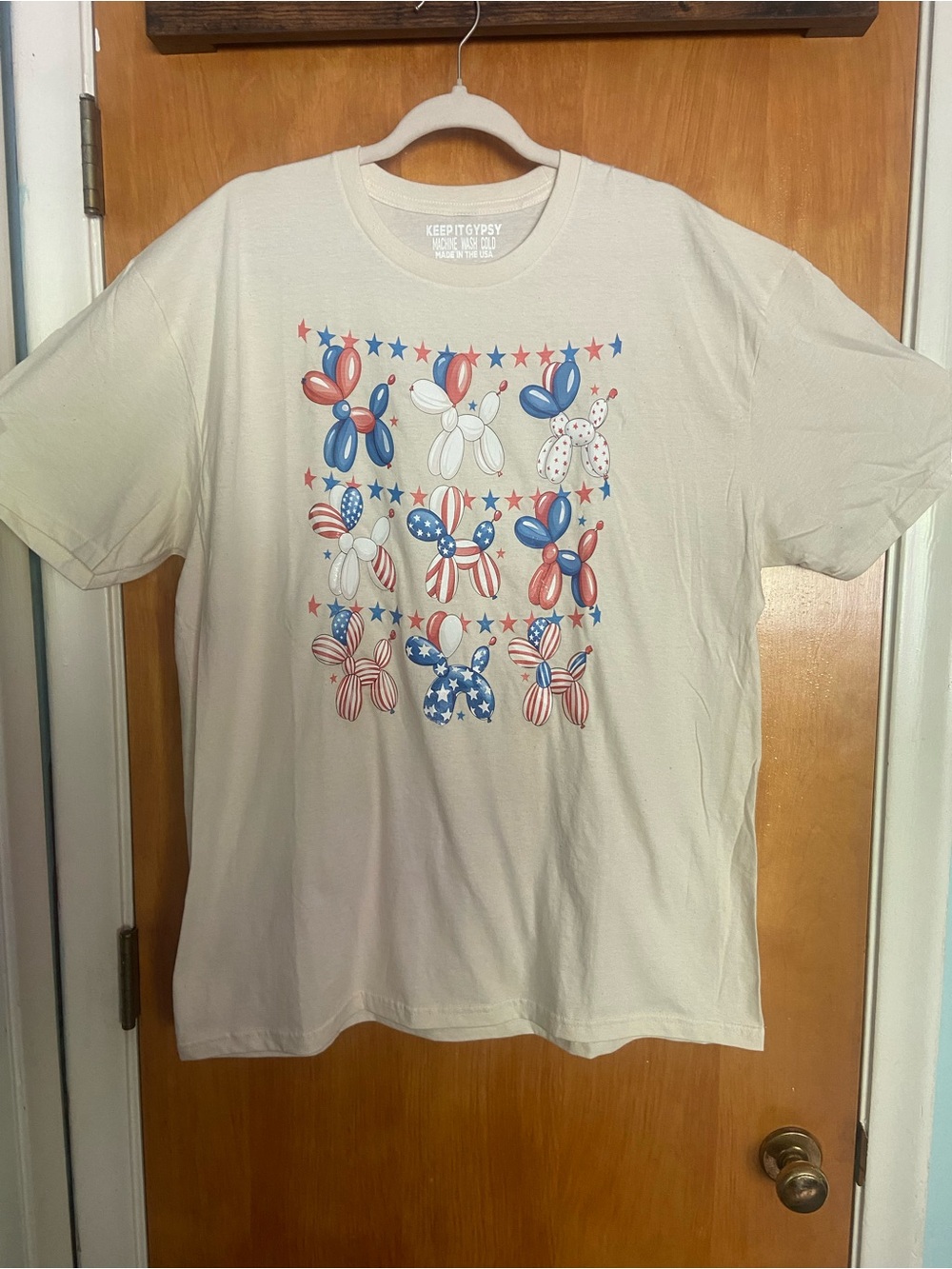 🇺🇸Keep It Gypsy Cream Short-Sleeve Patriotic Balloon Dog Graphic Tee🇺🇸 - Picture 1 of 5
